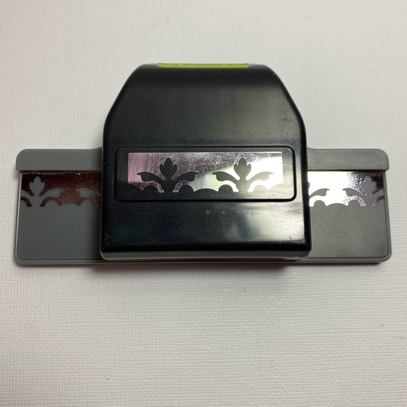 EK Success Edger Punch - Acanthus Leaf - Picture 2 of 7